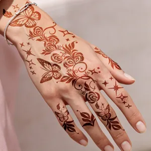 Autocollant de tatouage au henné marron avec roses élégantes, papillons et étoiles scintillantes.