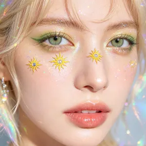 Nahaufnahme gelber sonnenförmiger Gesichts-Strassaufkleber für Party-Make-up und DIY-Deko.