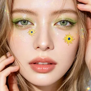 Nahaufnahme glitzernder sonnenförmiger Strasssteine für das Gesicht, ideal für Festival-Make-up.