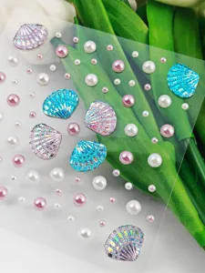 Primer plano de pedrería holográfica de concha y perla para la cara, detalle brillante para maquillaje.