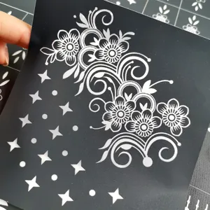 Pochoir de tatouage au henné avec vignes florales complexes et motifs pour art corporel.