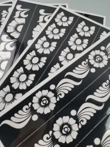 Vue détaillée de pochoirs de tatouage au henné à fleurs noir et blanc pour le corps.