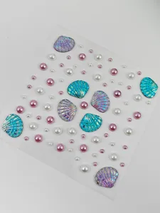 Vista detallada de la hoja de pegatinas de gemas faciales con concha y perla holográfica.