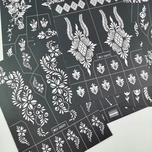 Ensemble de pochoirs de tatouage au henne avec motifs floraux et papillons pour art corporel.