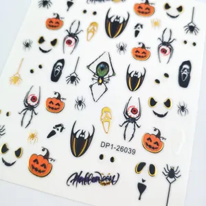 Gros plan des autocollants d'art d'ongle d'Halloween avec des fantômes et citrouilles effrayants.