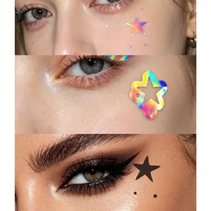 Nahaufnahme Details von holografischen Gesichtsaufklebern für ein perfektes Festival Make-up.