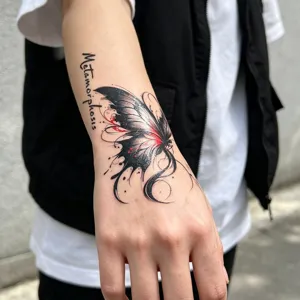 Wasserdichter temporärer Schmetterling Tattoo Aufkleber Detail im dunklen Design.