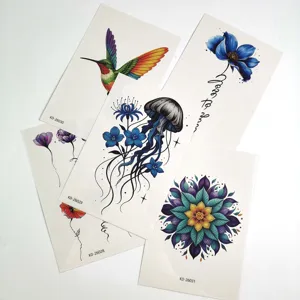 Wasserdichte temporäre Tattoo-Aufkleber mit bunten Blumen-, Kolibri- und Quallen-Mustern.