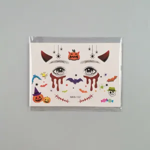 Detail de tatouage facial d'Halloween avec citrouille et cicatrice pour enfants fete.