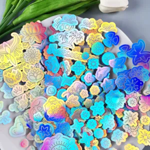 Detailaufnahme von holografischen Gesichtstattoos mit bunten Sternen und Blumen für Musikfestivals.