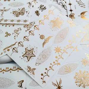 Detalle de la hoja de tatuajes temporales dorados con hermosos patrones de estrellas.