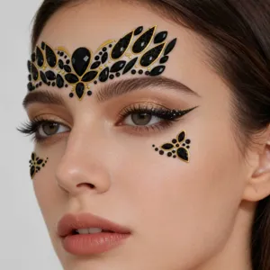 Primer plano detallado de joyas faciales de pedrería negro oro para maquillaje.
