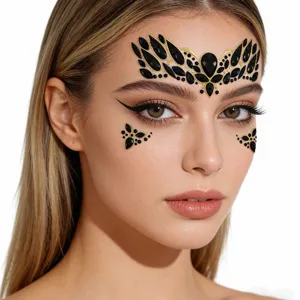Primer plano de diamantes de imitación negros y dorados para la cara, ideales para fiestas y escenarios.