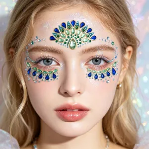 Primer plano del adhesivo de pedrería facial con diseño de pavo real y piedras brillantes.