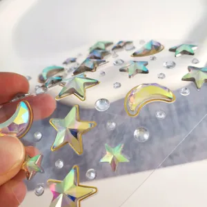 Detalle de pegatina de diamantes de imitación de estrella láser para rostro con gemas holográficas.