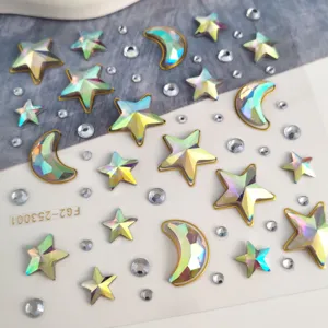Detalle de gemas faciales holográficas de estrella y luna, diamantes brillantes para maquillaje de fiesta.