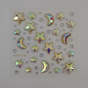 Vista de cerca de la hoja de diamantes de imitación de estrella y luna para la cara.