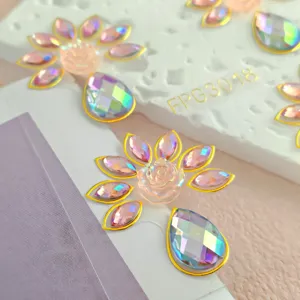 Exquisitos adhesivos de pedrería para la cara, flor de cristal colorida lágrima maquillaje.