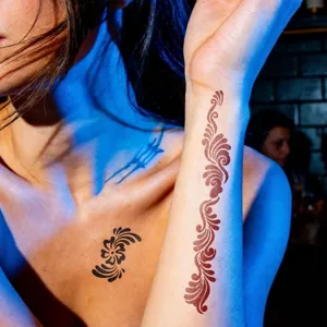 Primo piano dettagliato di adesivi per tatuaggi all'henné in stile indiano con motivi floreali.