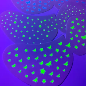 Fluoreszierende Gesichtsaufkleber mit Sternen, Punkten und Schmetterlingen für Party Make-up.