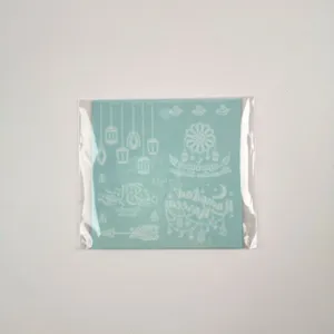 Vue détaillée de l'autocollant de tatouage temporaire blanc festif avec calligraphie arabe.