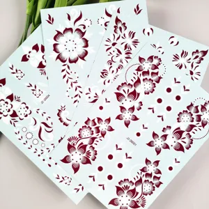 Detailaufnahme von retro rot weißen Blumen spitzen temporären Tattoo Aufklebern.