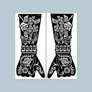 Detailansicht langer Rosen Henna Hand Tattoo Schablonen mit filigranen Mustern.