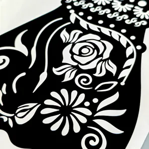 Detaillierte Nahaufnahme der schwarz-weißen Rosen Henna Hand Tattoo Schablone Aufkleber.