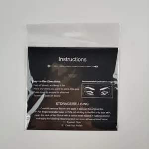 Primo piano dettagliato di adesivi per eyeliner glitterati neri in confezione trasparente.