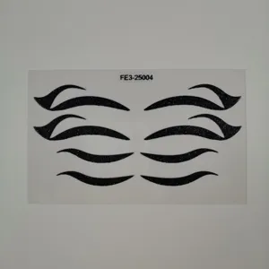 Dettaglio adesivi per eyeliner con glitter neri perfetti per trucco occhi da festival.