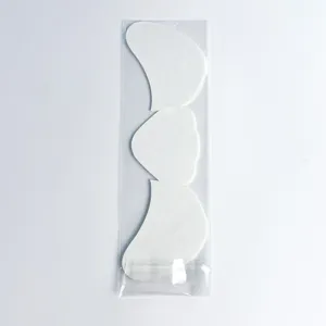 Detailansicht von weißen Gesichtsaufklebern in transparenter Verpackung für Kreativ Make-up.