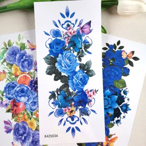 Gedetailleerd overzicht van het tijdelijke tattoo-stickerblad met blauwe rozen en vlinders.
