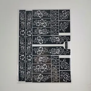 Gedetailleerd uitzicht op prachtige bloemige henna tattoo sjablonen voor handkunst.