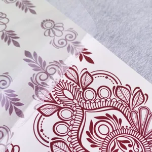 Primer plano detallado de una lamina de tatuaje temporal con complejos disenos florales.