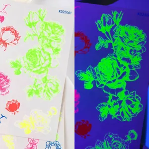 Gros plan détail d'un autocollant de tatouage de rose fluorescente avec effet lumineux.