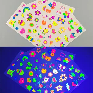 Hojas de pegatinas de dibujos animados fluorescentes coloridos con flores y estrellas brillantes.