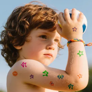 Nahaufnahme von leuchtenden Kindertattoos mit Sternen und Schmetterlingen für Partys.