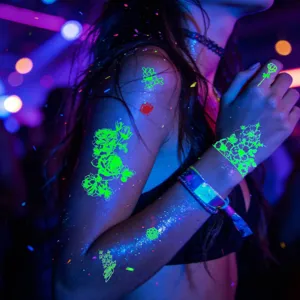 Vue détaillée d'autocollants de tatouage temporaire de rose fluorescente brillante pour festivals.