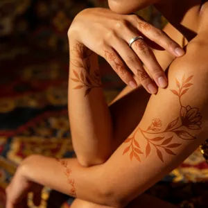 Vista detallada de tatuajes temporales de henna floral, perfectos para arte corporal de fiestas.