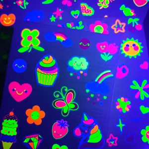 Calcomanías fluorescentes para niños vista detallada, pegatinas luminosas bonitas impermeables.