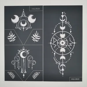 Vue détaillée de pochoirs de tatouage au henné évidés avec lune céleste et motifs géométriques.