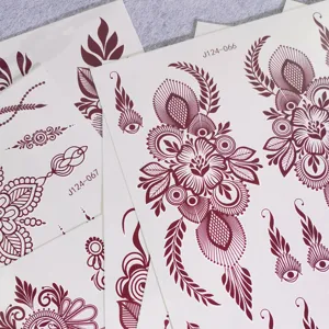 Hojas de pegatinas de tatuaje temporal de henna con intrincados patrones florales rojos para el cuerpo