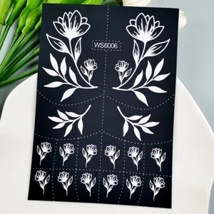 Vista detallada de la plantilla de tatuaje floral hueca con delicados motivos botánicos.