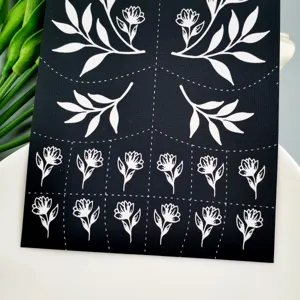 Vista detallada de plantilla de tatuaje de henna para dedos negro con flores.