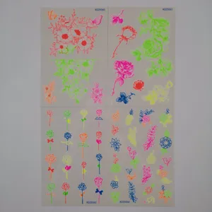 Vue détaillée des autocollants de tatouage temporaire rose fluorescente, pour festivals.