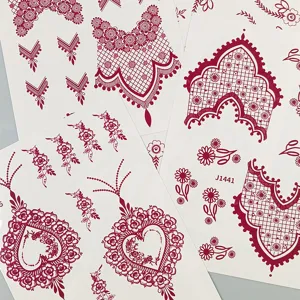 Detailansicht roter Henna-Spitzen-Tattoos als temporäre Aufkleber mit feinen Blumen- und Herzmustern.