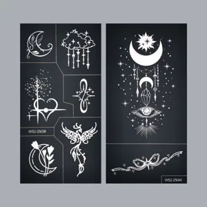 Vue détaillée de planches de tatouages temporaires blancs avec des motifs célestes.