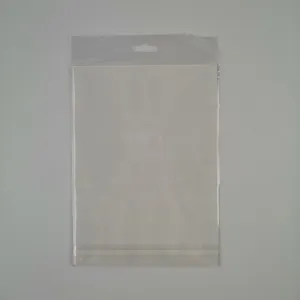 Transparenter Plastikverpackungsbeutel mit Aufhängeloch und weißer Rückseitenkarte.