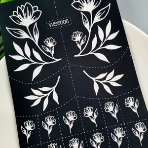 Vista detallada de plantilla de tatuaje de henna negra con delicados patrones florales blancos.