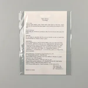 Vista detallada de la tarjeta de embalaje del tatuaje con instrucciones y ingredientes.